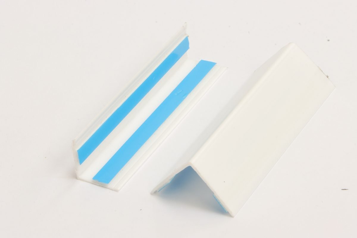 Esquinero PVC blanco con cinta adhesiva azul de alta resistencia