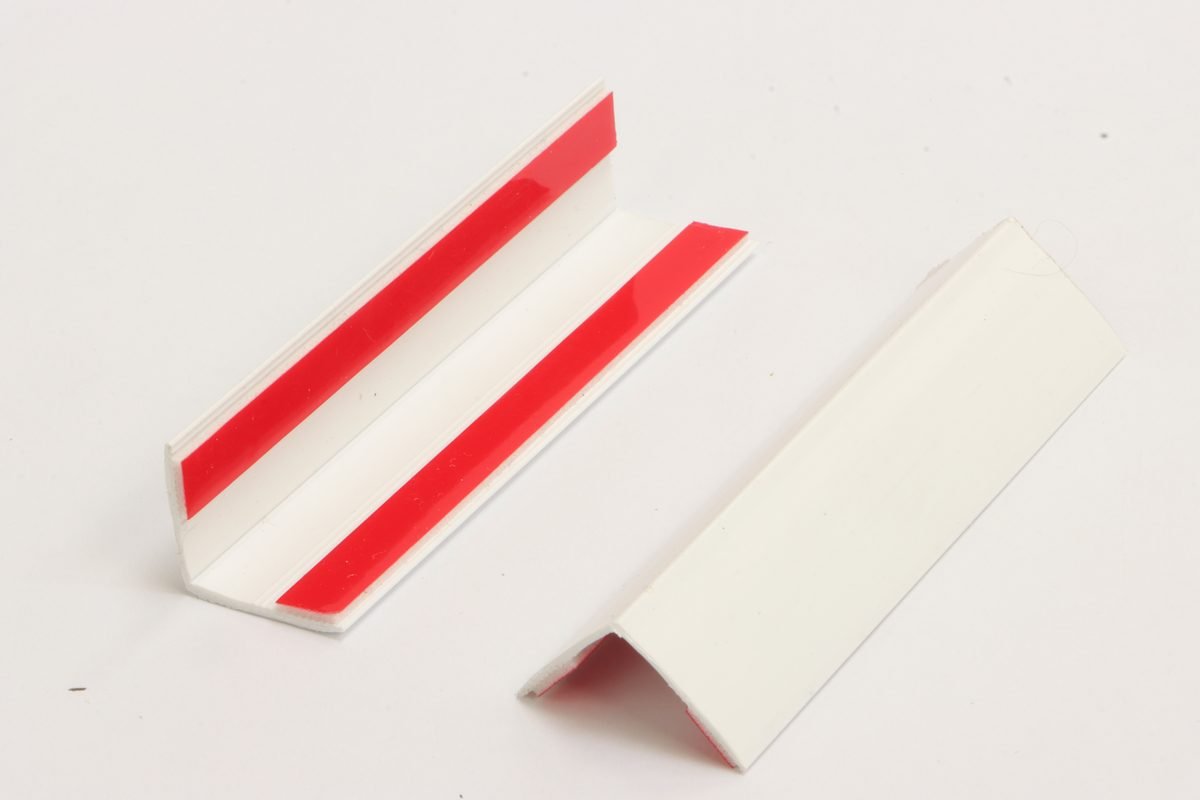 Esquinero PVC blanco con cinta adhesiva roja de alta resistencia