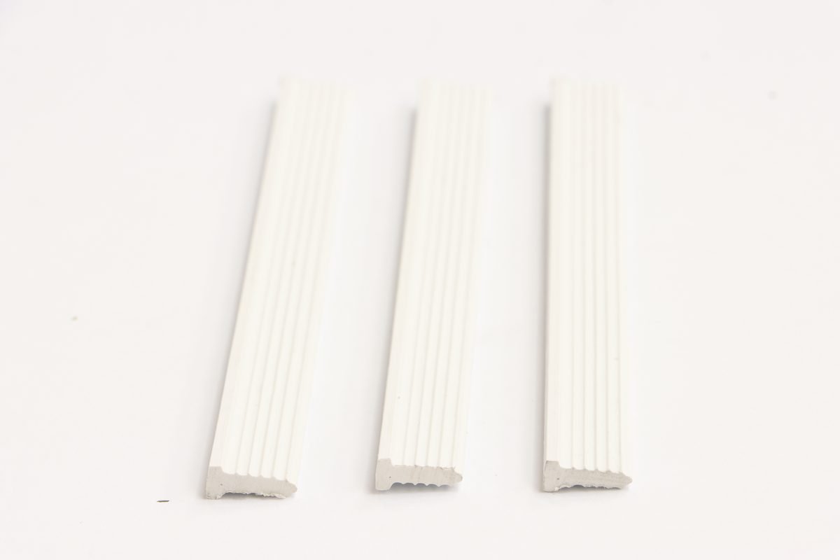 Gama completa de juntas de dilatación plástica PVC para baldosa y granito en construcción